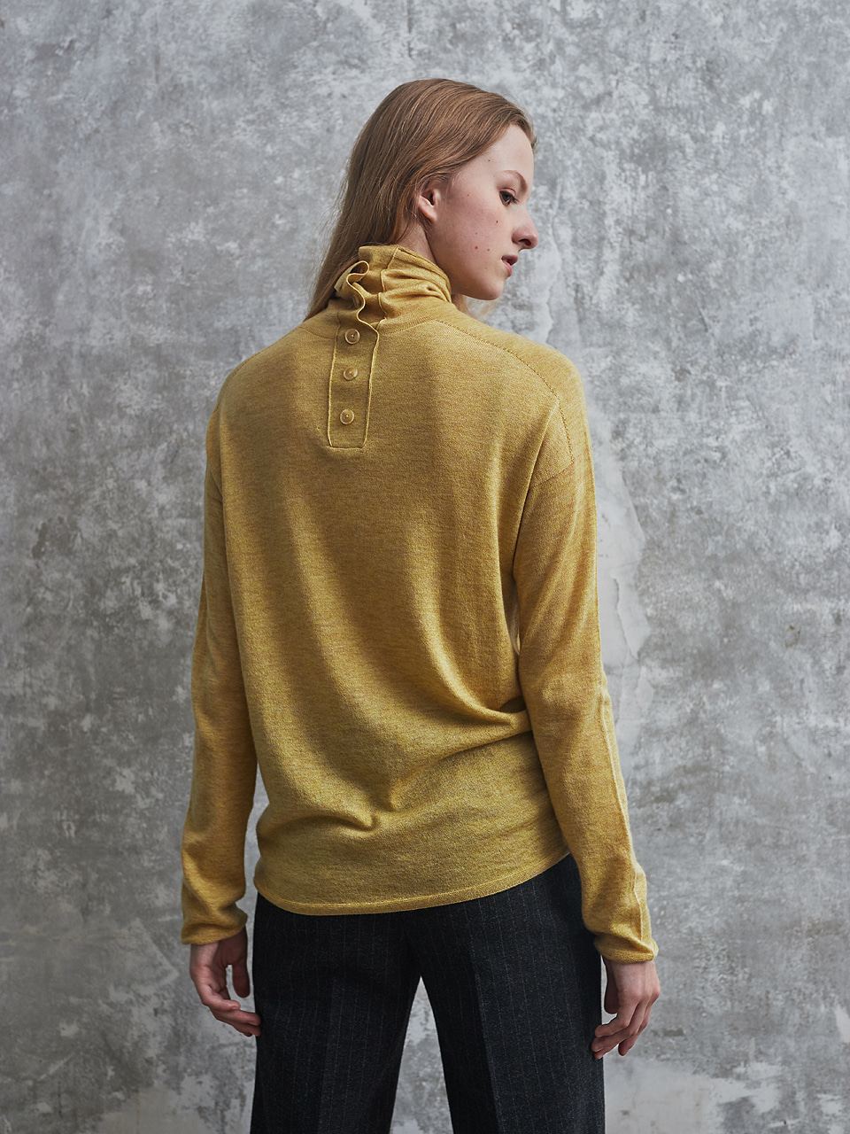 Back Button Turtleneck Pullover Knit_M/Yellow
